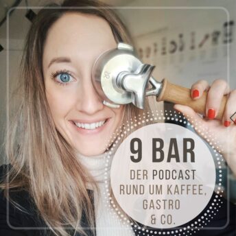 Das Logo für den Podcast: 9 Bar - Podcast-Sprecherin Katharina Rittinger hält sich einen Siebträger vor das Gesicht