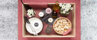 Ein mit Brot, Tellern und Wein gefüllter Picknick-Korb