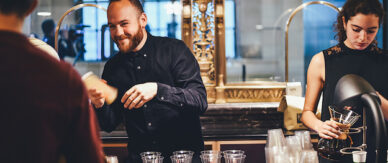 Deux barmans en train de préparer des boissons