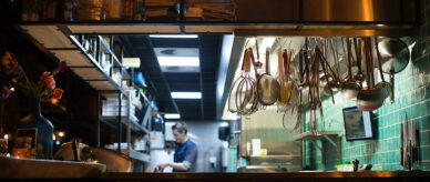 Der Blick in die Küche mit einem Gastronomen im Hintergrund