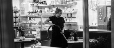 Une restauratrice en train de nettoyer sa cuisine

