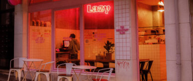 La vue d'un petit restaurant éclairé en rose
