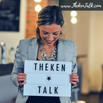 Eine Frau die ein Schild hält mit der Aufschrift Theken Talk