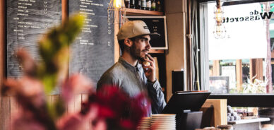 un restaurateur à l'air pensif