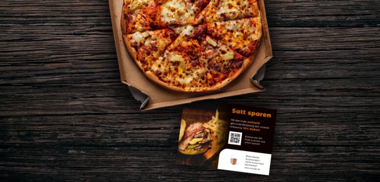 Eine Pizza und ein Flyer
