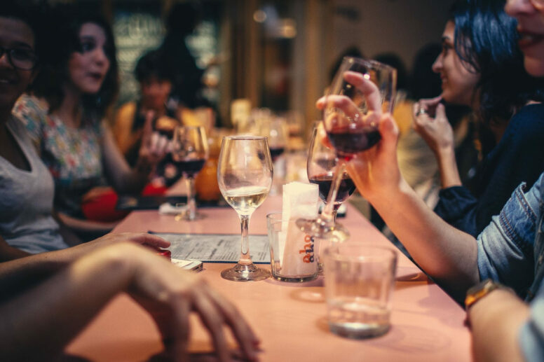 Gäste trinken in einem Restaurant Wein