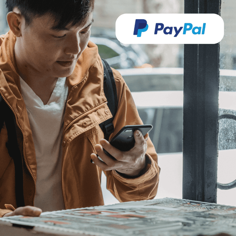 O persoană folosește paypal pentru a plăti nota de plată la restaurant