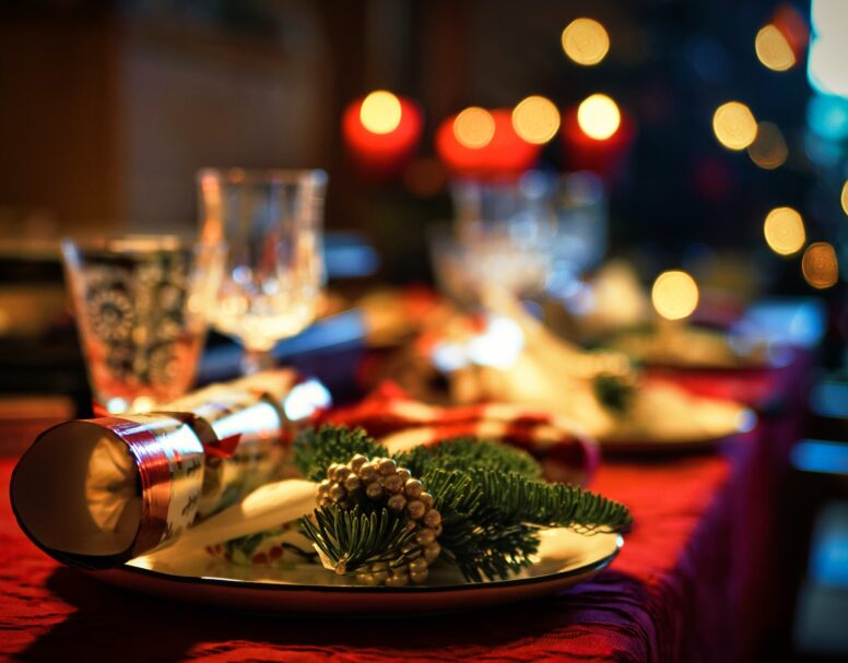 Une table avec des décorations de Noël dans un restaurant.