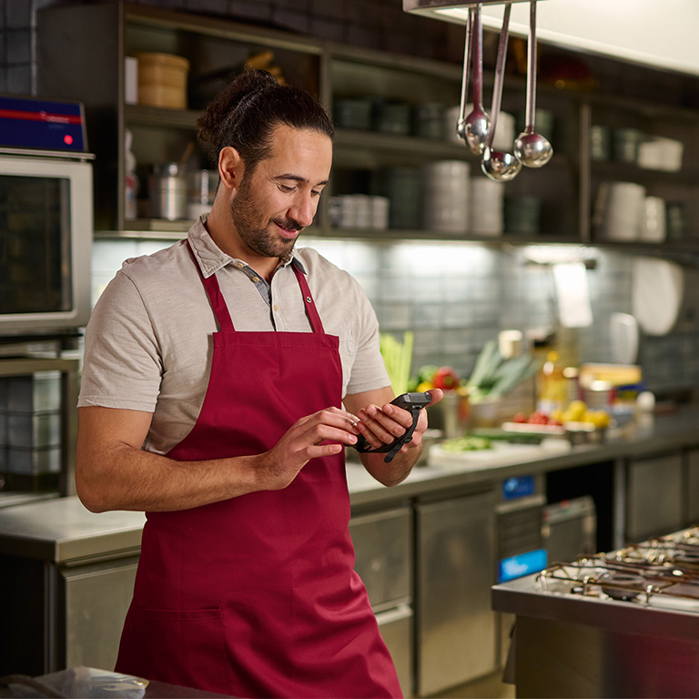 Ein Gastronom bedient ein Handheld