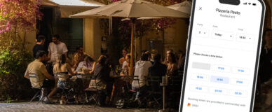 Der Außengastronomie-Bereich eines Restaurants und ein Smartphone mit der Platzreservierung