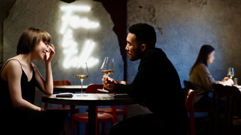 Pärchen beim romantischen Abendessen im Restaurant an einem Valentinstag