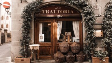 Un restaurant dont l'entrée porte le nom de "Trattoria".