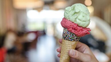 Ein Eis mit zwei Kugeln und Schokorand an der Waffel