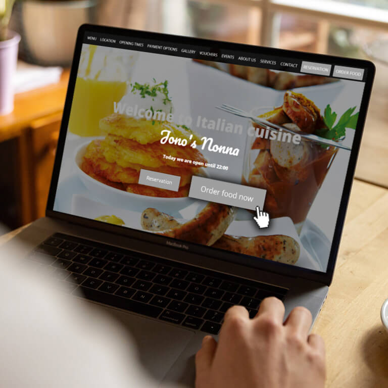 Un utente di Internet guarda il sito web di un ristorante