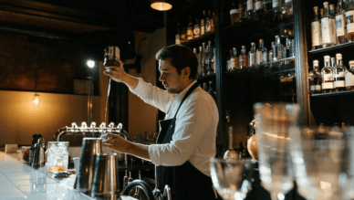 Ein Barkeeper in einer neu eröffneten Bar
