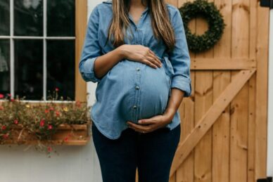 Eine schwangere Frau, die aufgrund der Mutterschutzregelung in der Gastronomie nicht arbeiten darf