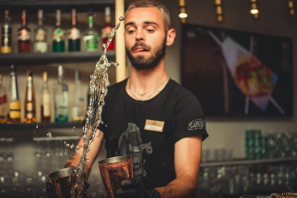 Barkeeper mit Schankverlust beim Zapfen von alkoholischen Getränken