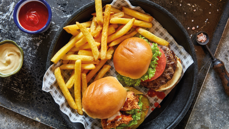 Pommes und Burger auf Tablett