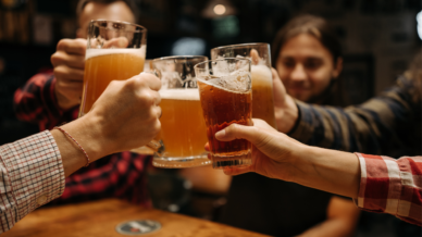 Personen stoßen mit alkoholfreiem Bier an