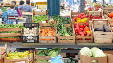 Frisches Gemüse, wie zum Beispiel Möhren, Paprika, Sellerie oder Aubergine auf einem Marktstand.