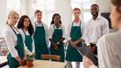 Neue Mitarbeiter stehen in einem Restaurant