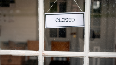 Tür eines Restaurants mit einem "Closed" Schild