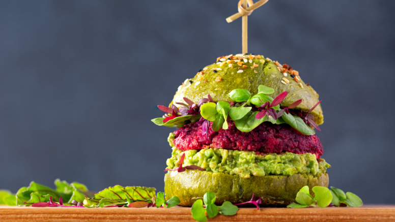Vegetarischer Burger auf einem Salatbett